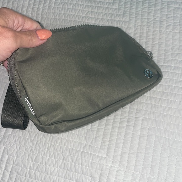 Lululemon Everywhere Belt Bag- Sage green NWT- Sold Out!!! - Picture 6 of 9